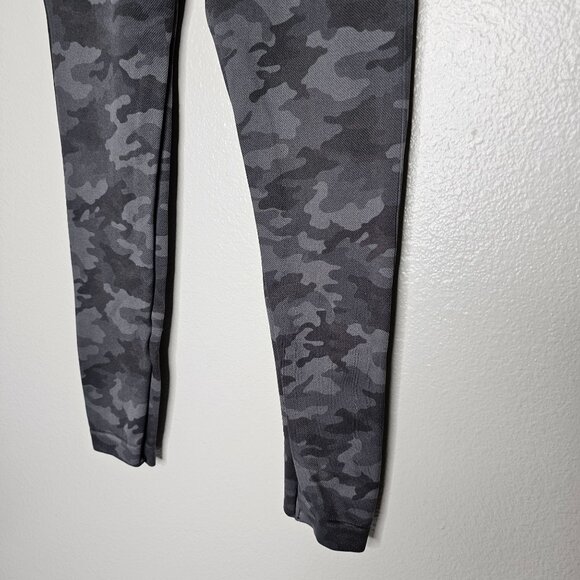 Spanx Size Medium Grey Camo Look At Me Now Seamless Leggings 2099R Slimming Crop - Picture 6 of 9